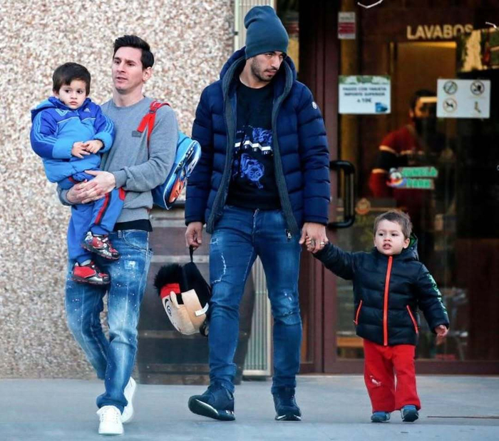 开云官网-巴萨球员Leo与Thiagui、Luis与Benja亮相|巴塞罗那|莱昂内尔·梅西|梅西_新浪体育_新浪新闻