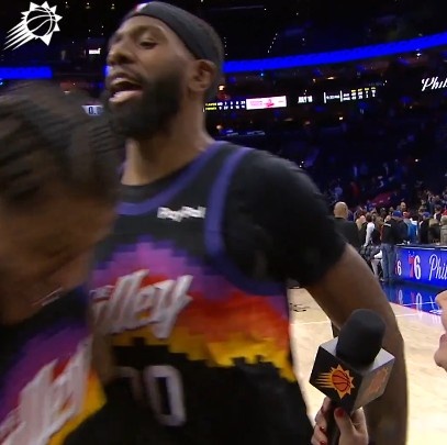 开云体育-别又给撞伤了~杰伦·格林采访 罗伊斯·奥尼尔过来庆祝把前者撞飞