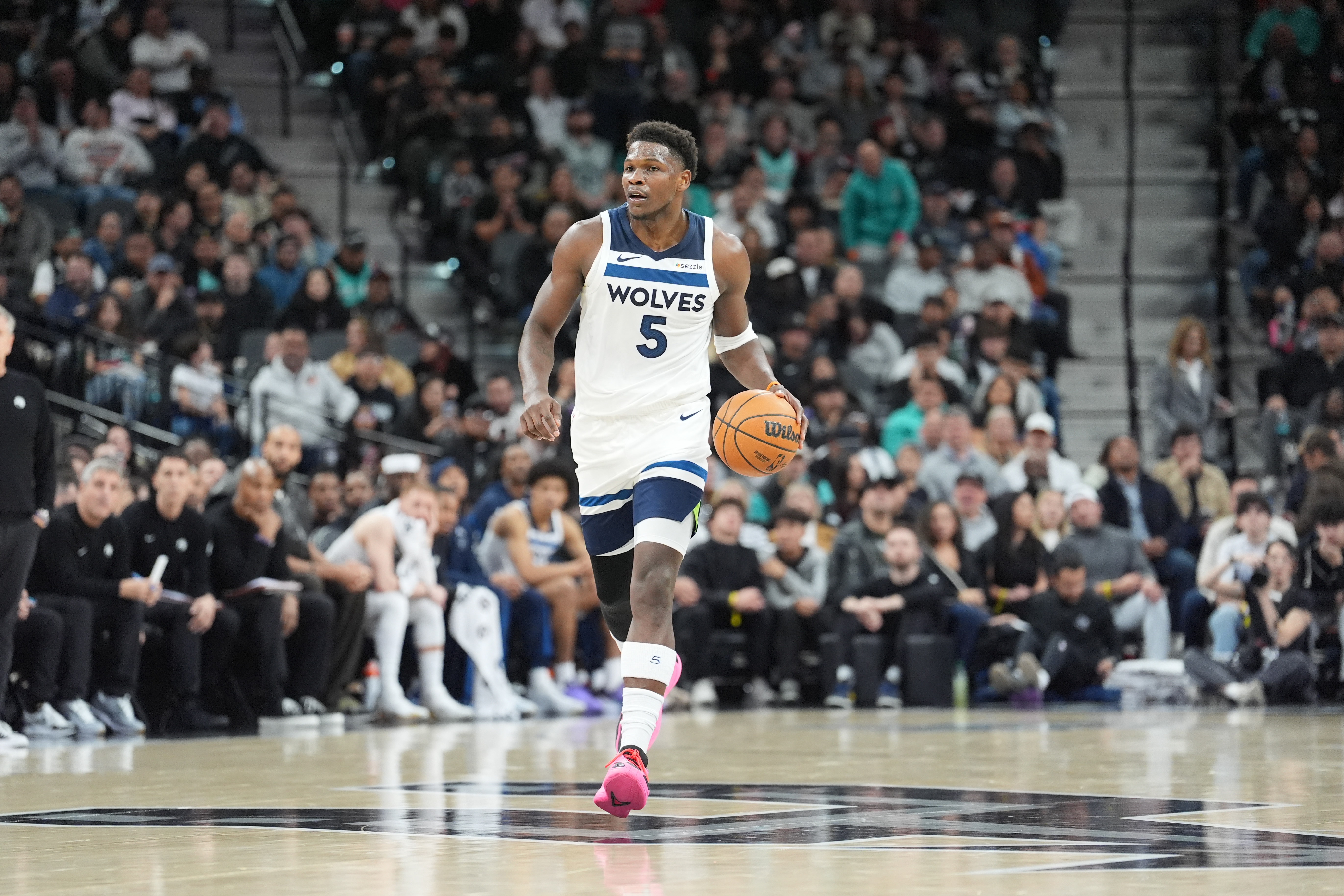 体育娱乐-绝平三分失手！爱德华兹25投仅9中拿到20分6板 三分8中1