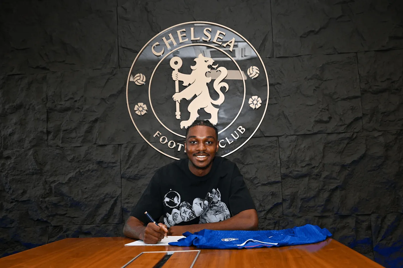 开云体育-官方：切尔西与20岁后场多面手凯登-威尔逊续约至2030年