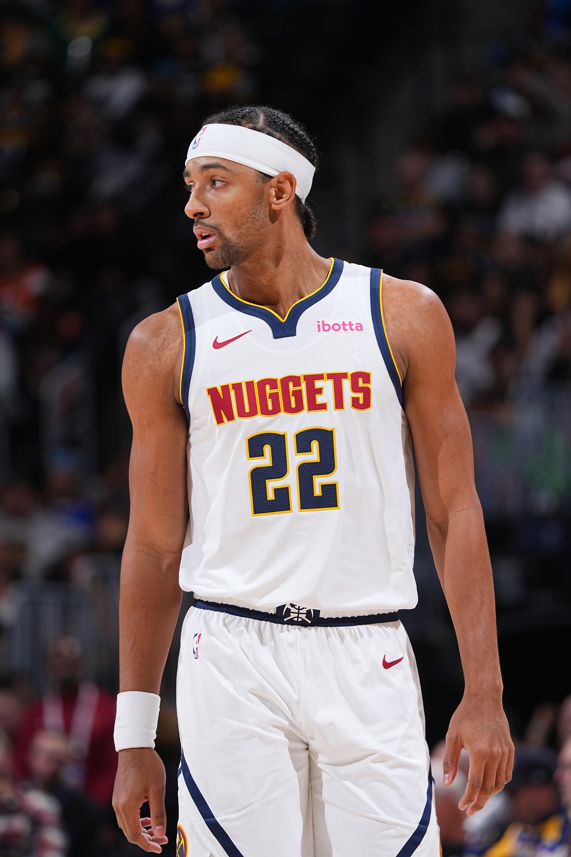 体育娱乐-内线支柱！纳吉全场12投4中&amp;罚球2中2 得到11分12板2助2帽