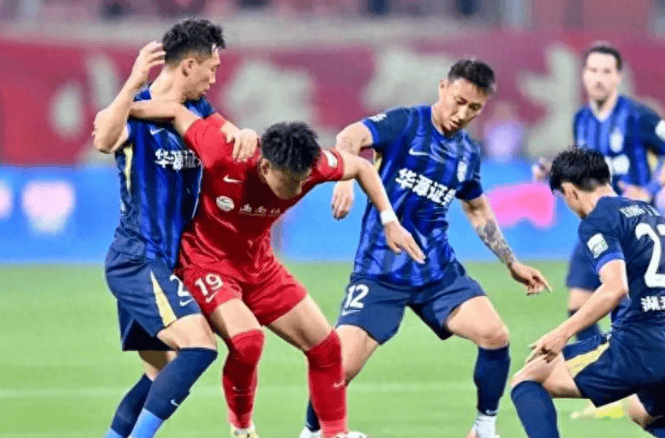 开云体育-十人作战2-1登顶!重庆铜梁龙5轮11分,这升班马把中超打懵了